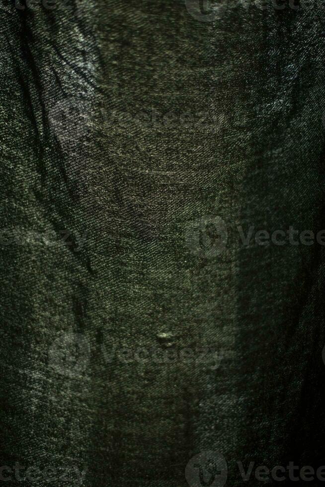 Vorhänge auf Fenster. Licht durch dunkel Stoff. Textur von Stoff im Licht. foto