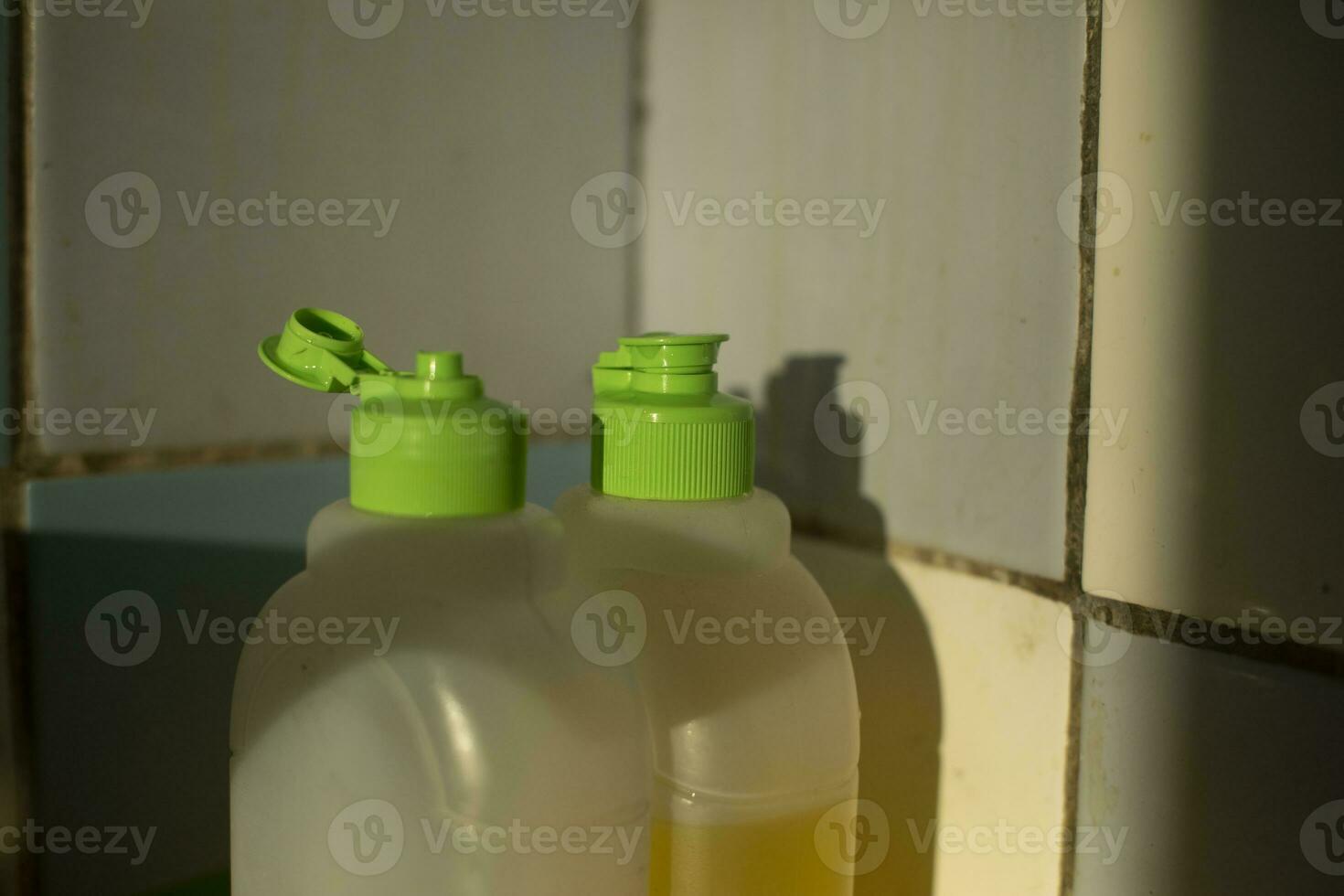 Geschirrspülen Waschmittel. Seife im Flasche. Grün Abdeckung. foto