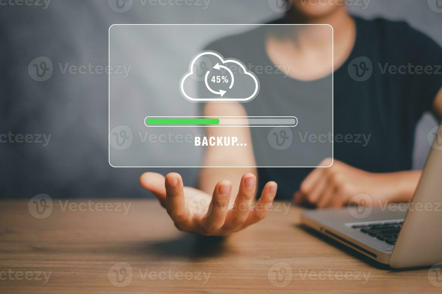 Backup Lager Daten Internet Technologie Geschäft Konzept, Person Hand halten Backup Symbol auf virtuell Bildschirm. foto