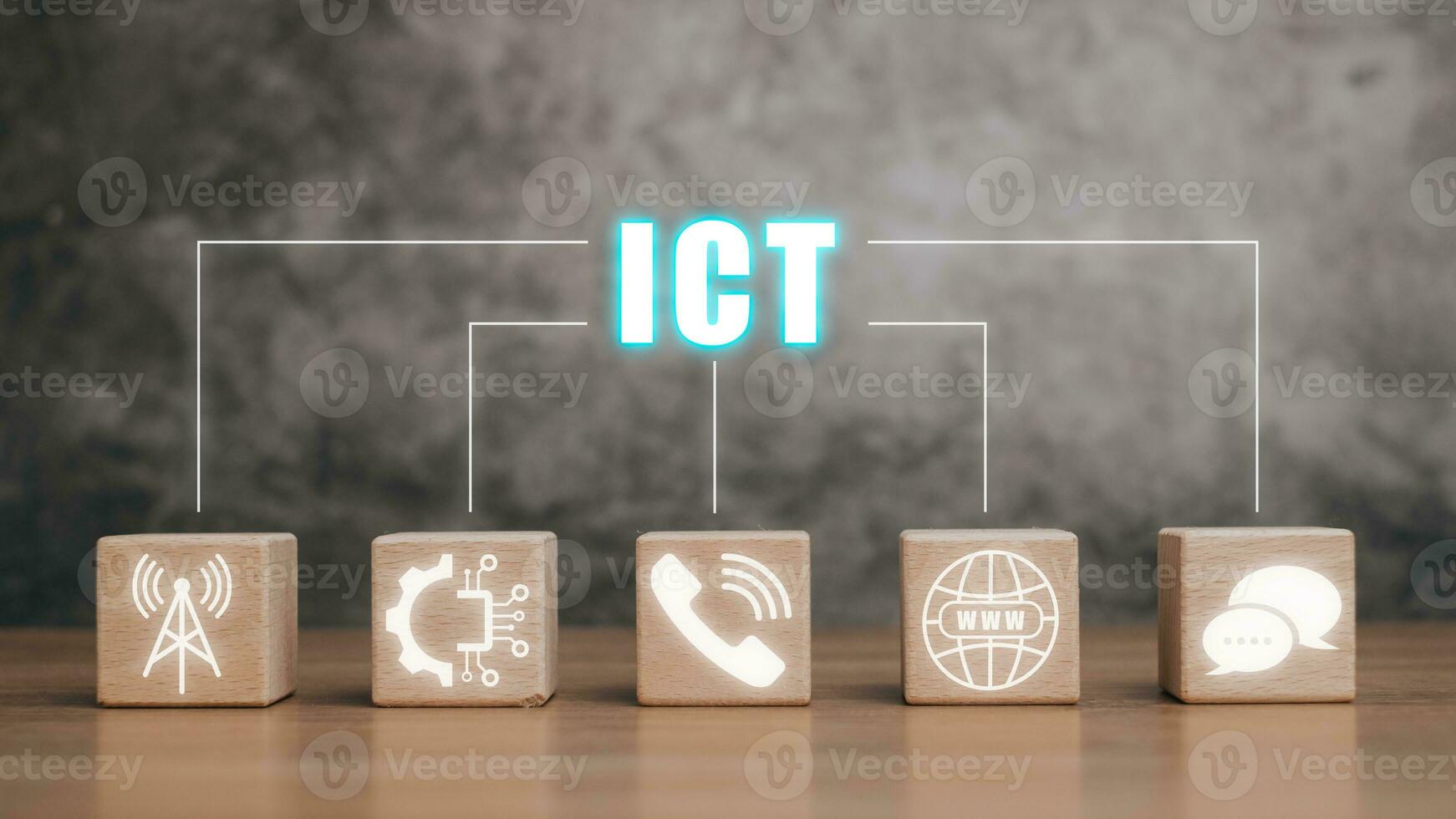 Information und Kommunikation Technologie Konzept, hölzern Block auf Schreibtisch mit ict Symbol auf virtuell Bildschirm, global Technologie, Internet, W-lan. foto