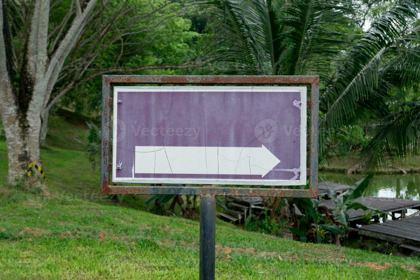 selektiv Fokus auf das Schild mit das Weiß Pfeil. Wegweiser Vorlage Konzept im Park foto