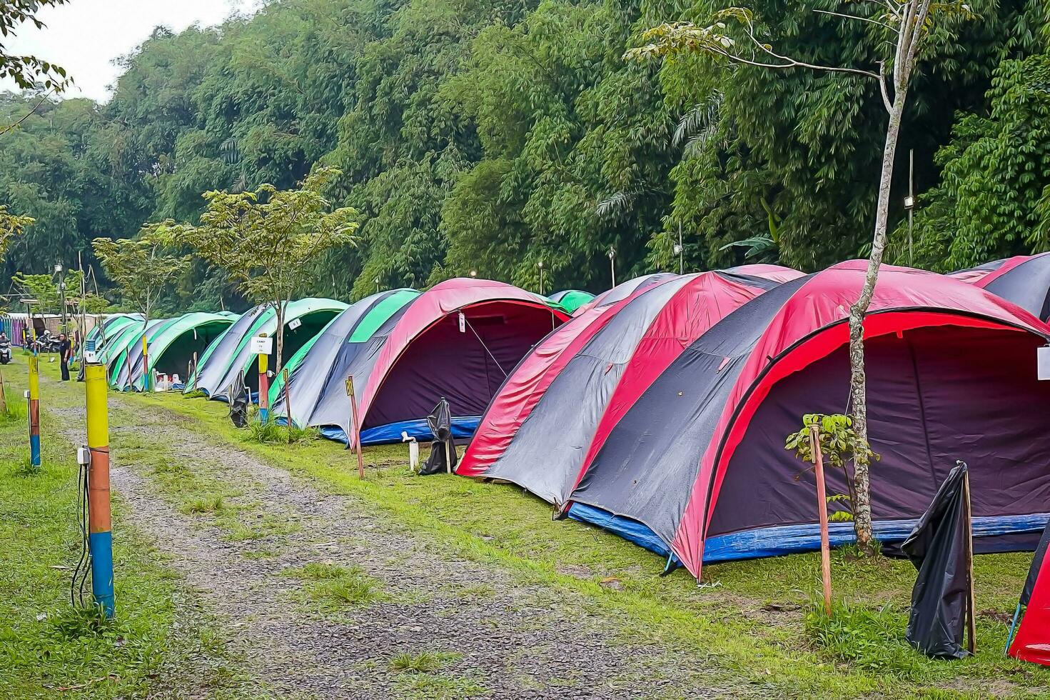 Reihen von Zelte sind gebaut zum Schlafen wann Tragen aus Ferien mit Familie. foto