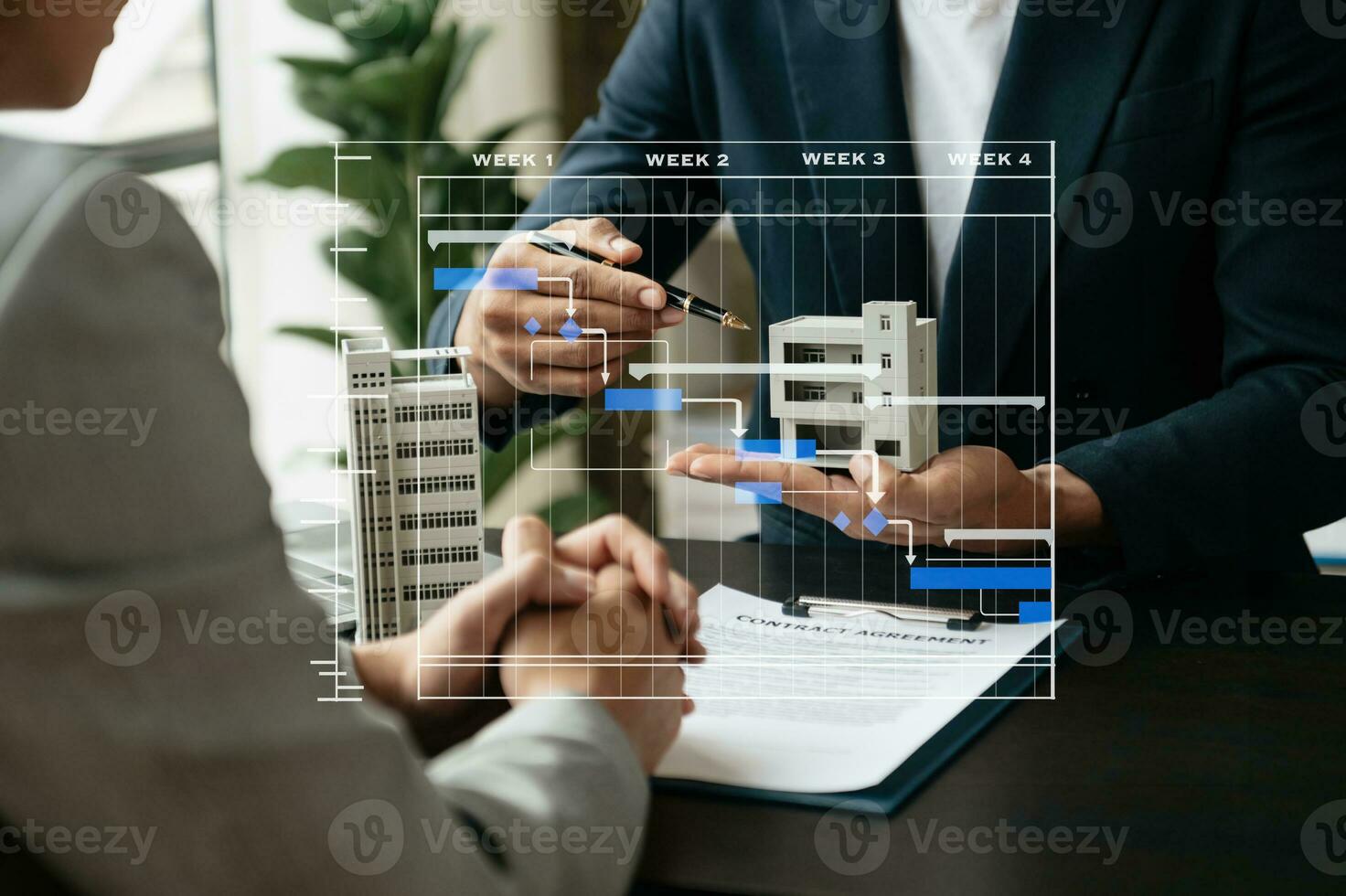 Verkäufer übergibt Hausmodell, kleines Spielzeughaus kleine Hypothekensachversicherung und Konzepte Immobilien foto