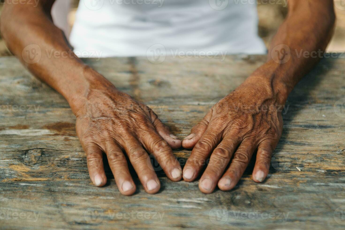 männliche faltige hände, alter mann trägt foto