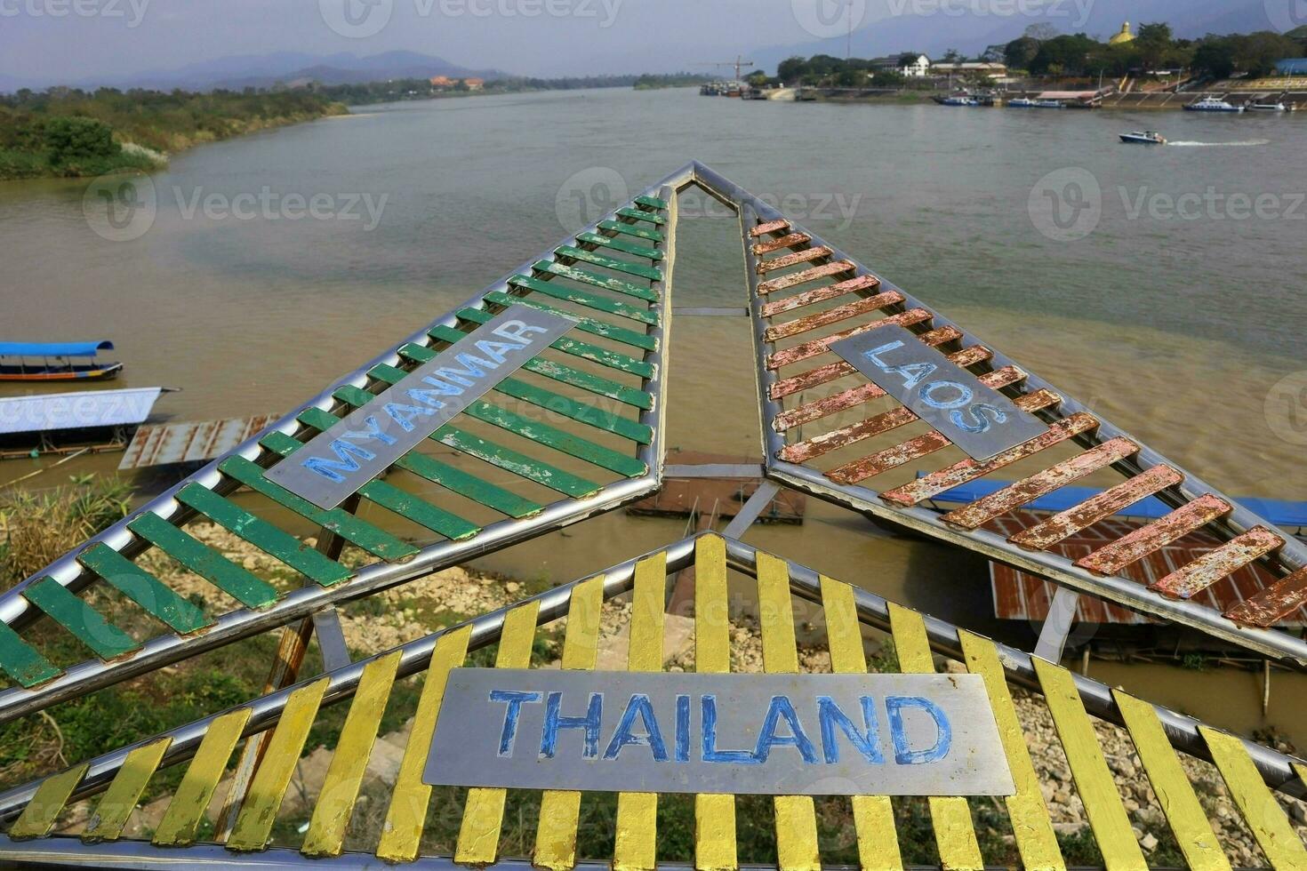golden Dreieck Zeichen auf Mekong Fluss zwischen drei Länder zwischen Thailand, Myanmar und Laos. foto