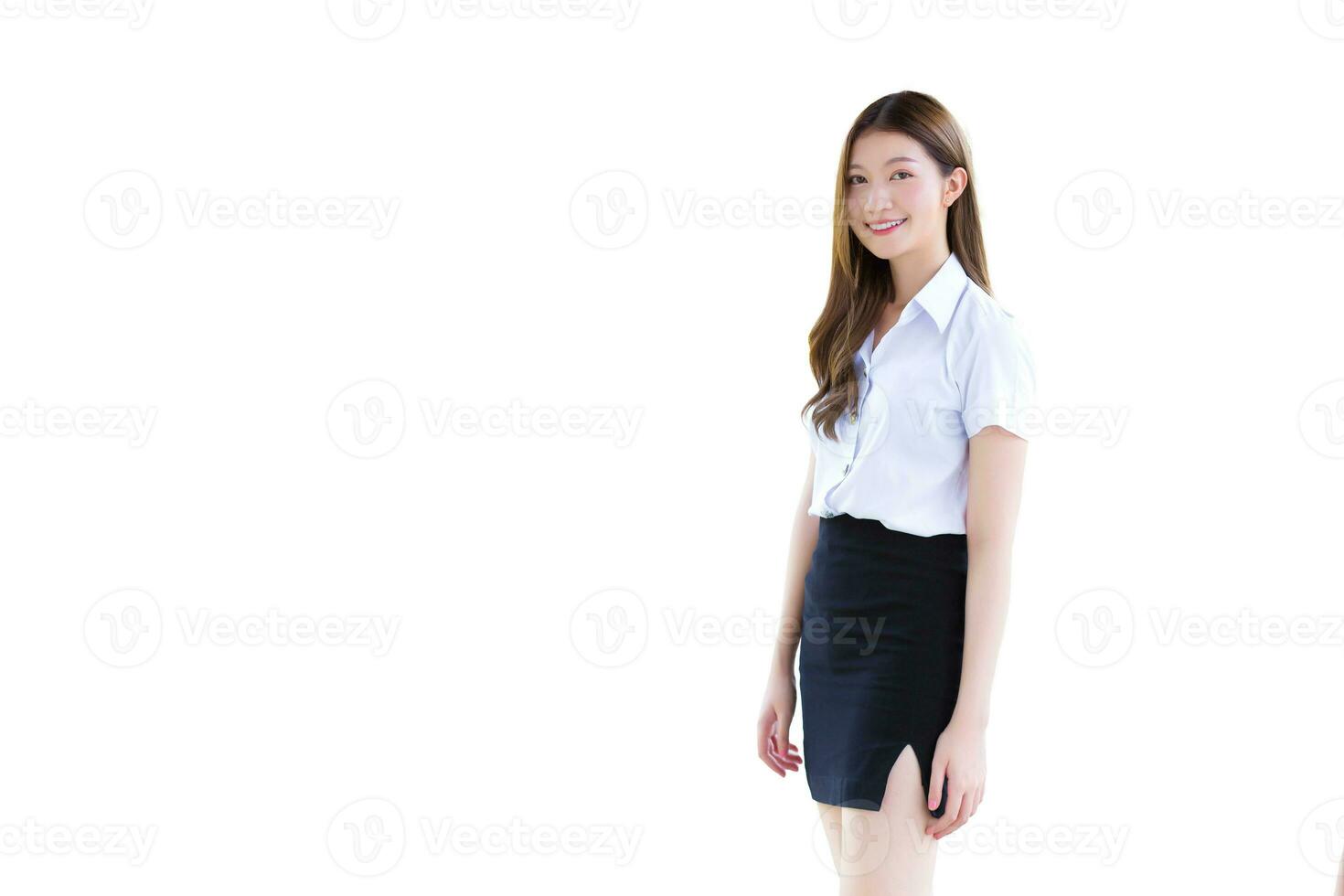 Porträt von ein Erwachsene thailändisch Schüler im Universität Schüler Uniform. asiatisch schön jung Mädchen Stehen lächelnd glücklich beim Universität foto