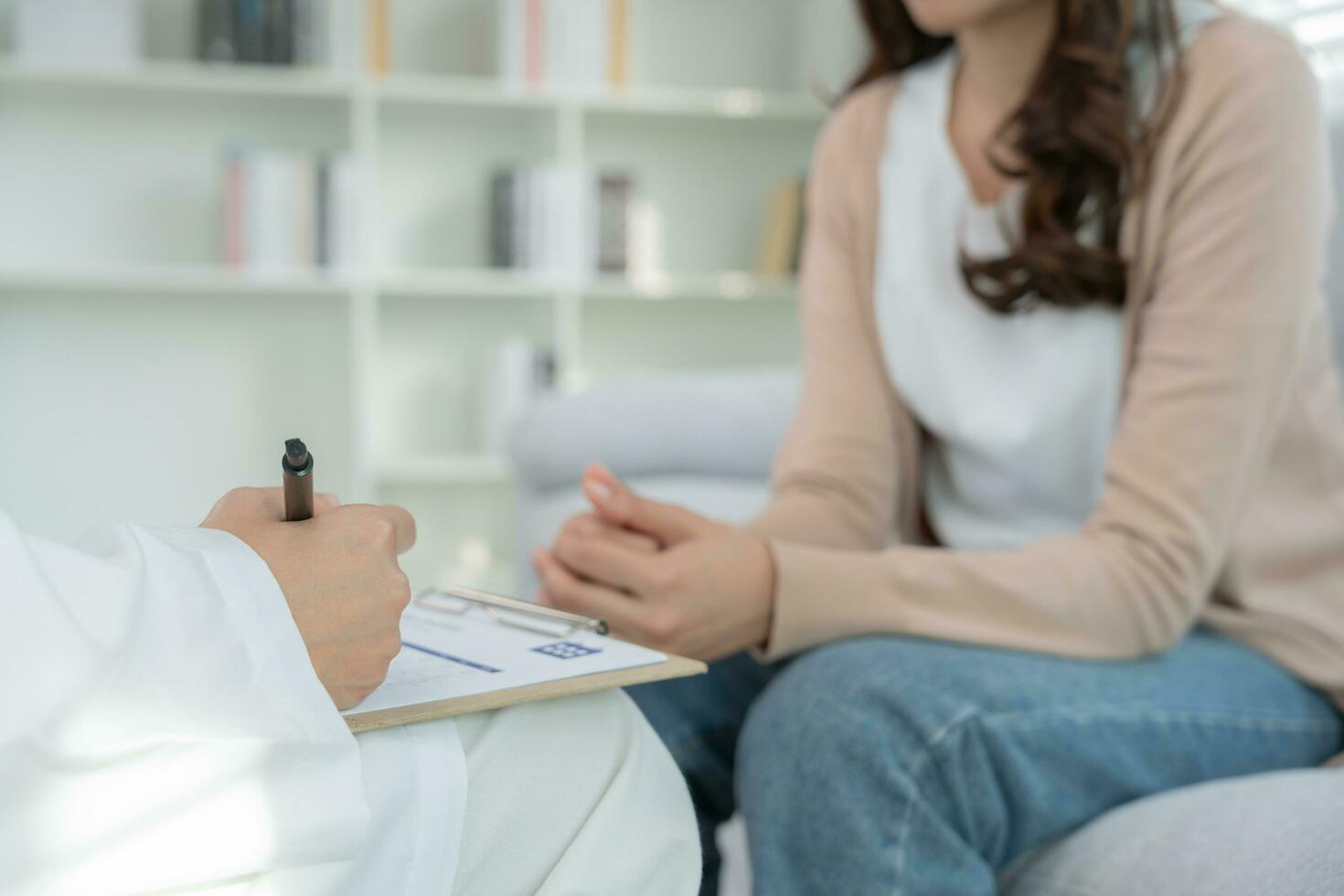 Frau mit psychischen Problemen berät. Der Psychiater zeichnet den Zustand des Patienten für die Behandlung auf. Ermutigung, Liebes- und Familienproblem, bipolar, Depressionspatient, Selbstmord schützen foto