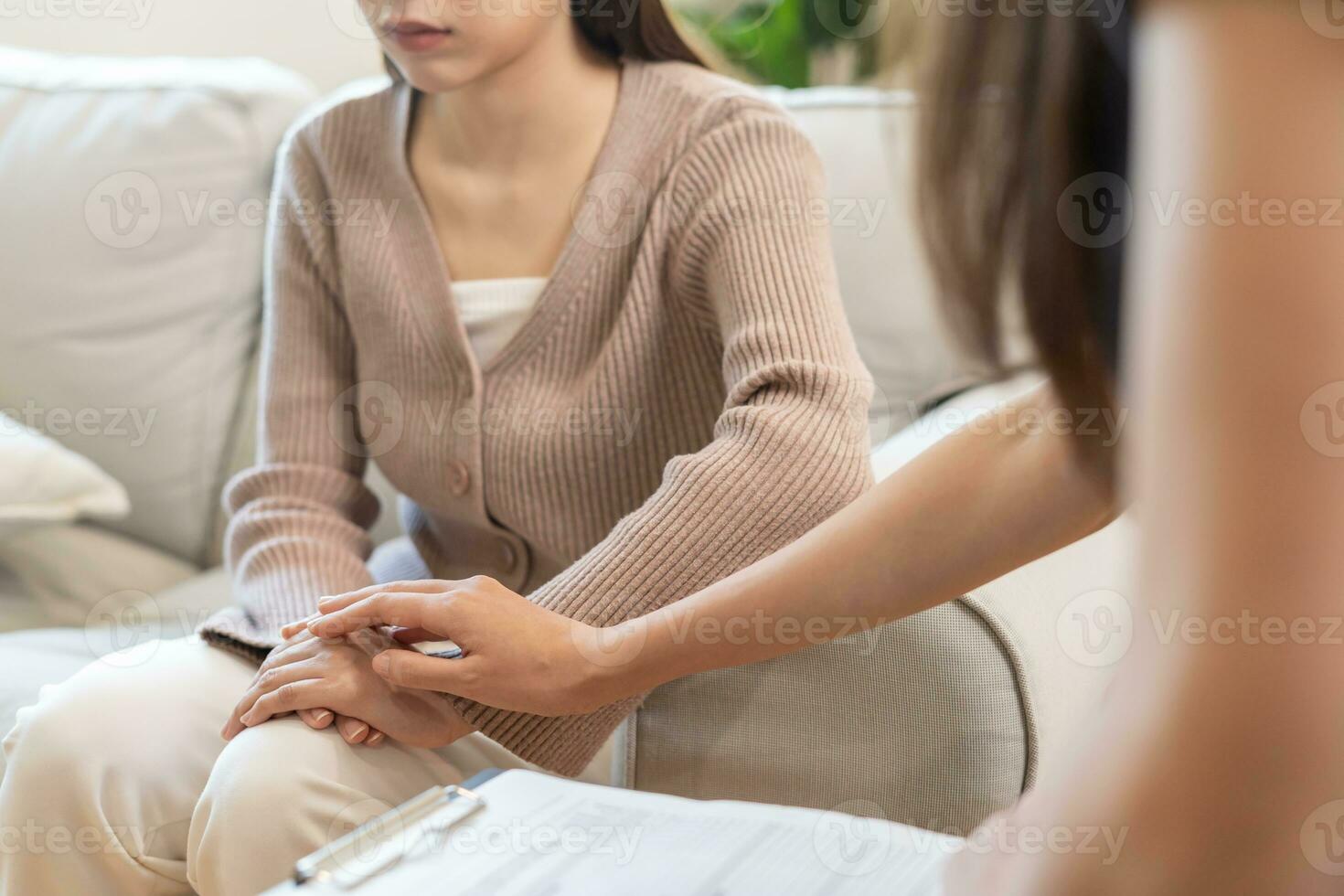 Psychiater halt Hand Unterstützung jeder während diskutieren Familie Themen. Arzt ermutigt und Empathie Frau leidet Depression. psychologisch, speichern Scheidung, Hand im Hand zusammen, Vertrauen, Pflege foto