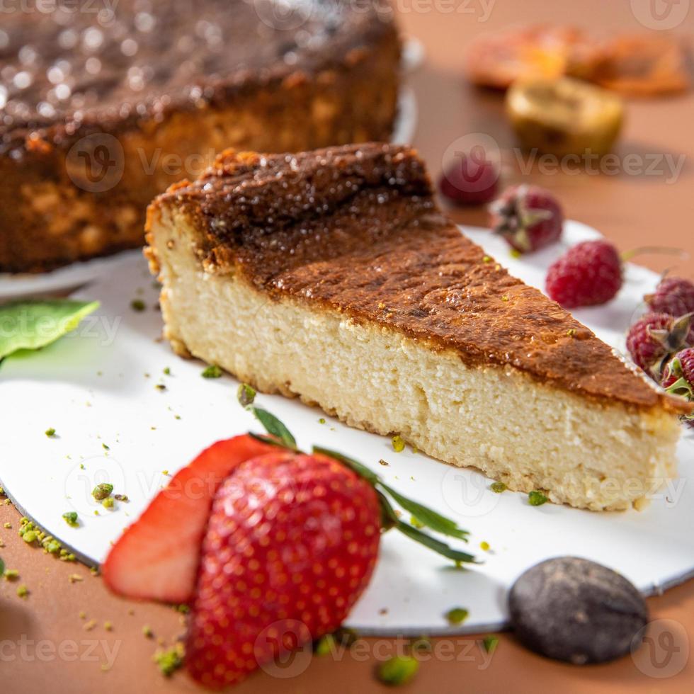 leckerer bunter Schokoladenkuchen mit Erdbeer-Nahaufnahme foto