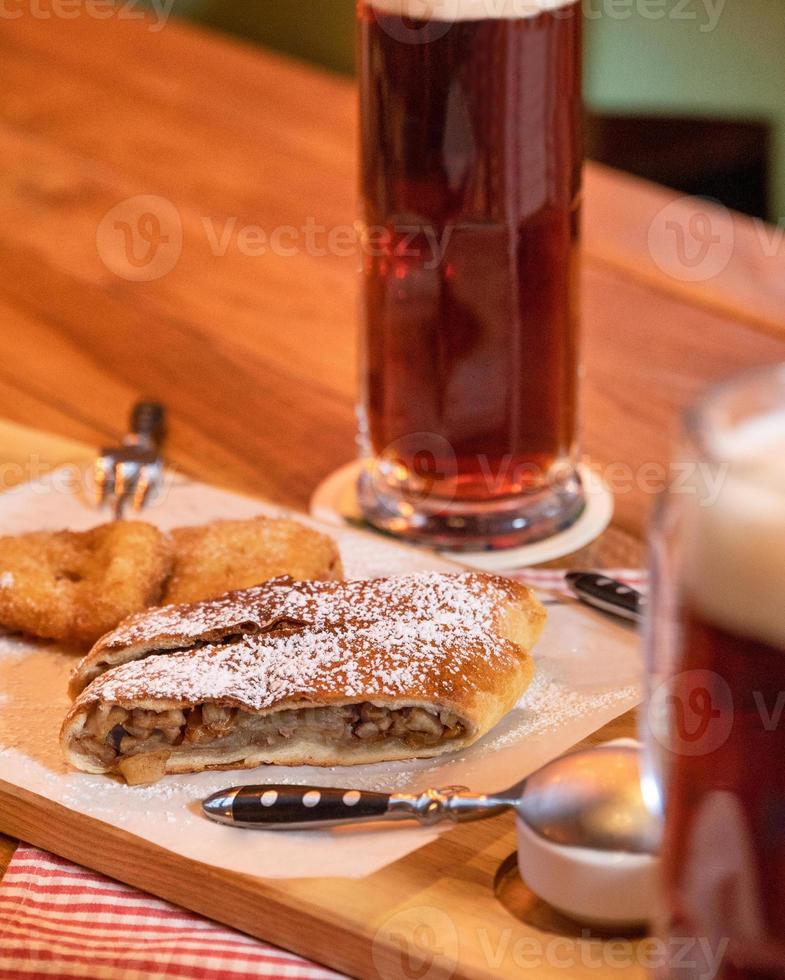 dunkles Bier mit süßem Dessert foto