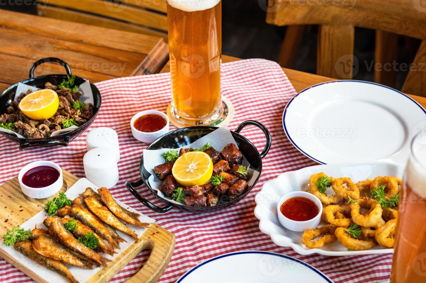 leckeres Fleischmahlzeit-Roulette mit Zitronen-Sprotte und Bier foto