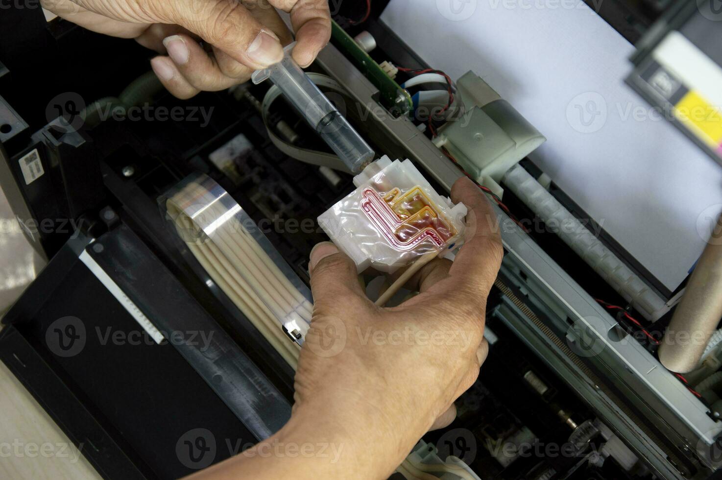 oben Aussicht Innerhalb das Drucker reparieren ein Problem Farbe. foto