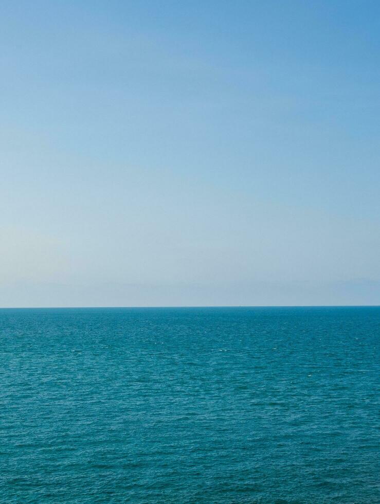 Aussicht Blau Meer Blau Hintergrund aussehen Ruhe Landschaft Standpunkt Sommer- Natur tropisch Meer schön Ozean Wasser bangsaen Strand Osten Thailand Chonburi exotisch Horizont. foto