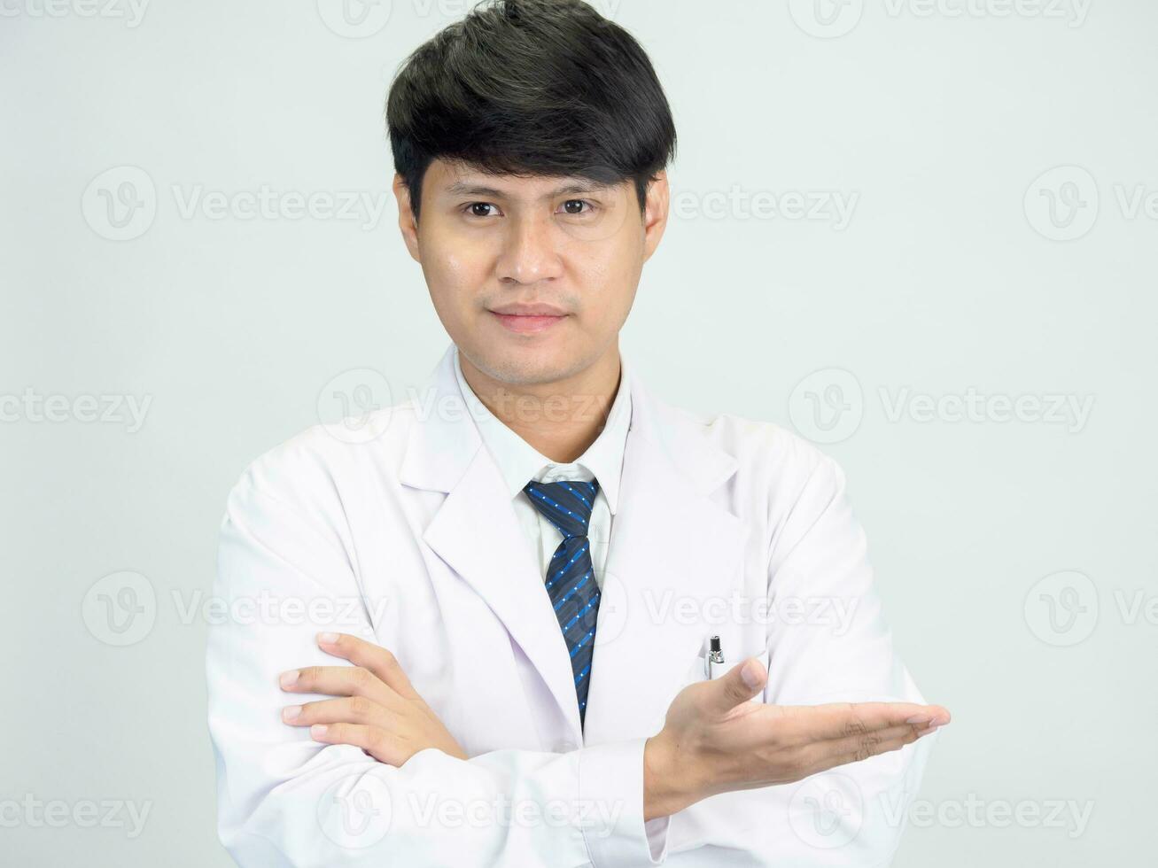 asiatisch Mann Schüler Wissenschaftler oder Arzt einer Person, tragen ein Weiß Kleid, Stehen, suchen und lächelnd, Weiß Hintergrund mit ein Stethoskop auskultieren das Herz um seine Nacken. foto