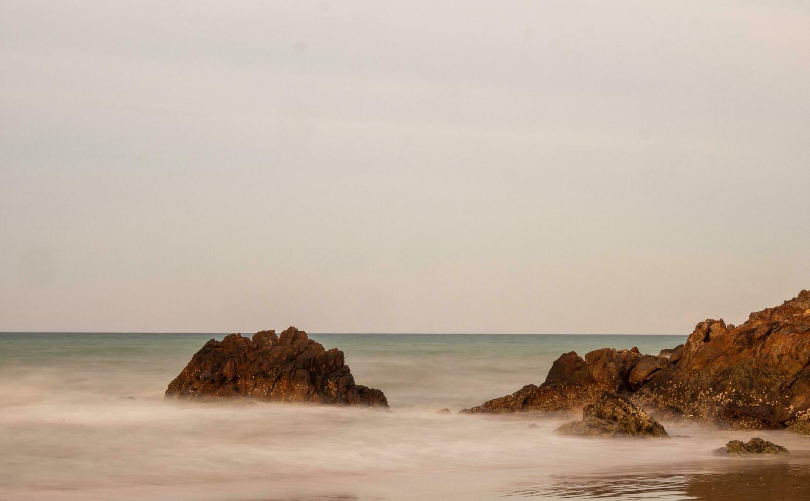 Vorderseite Standpunkt Landschaft Reise Sommer- Meer Felsen Wind Welle cool auf Urlaub Ruhe Meer Küsten Natur tropisch schön Abend Tag beim Rayong Strand Thailand foto
