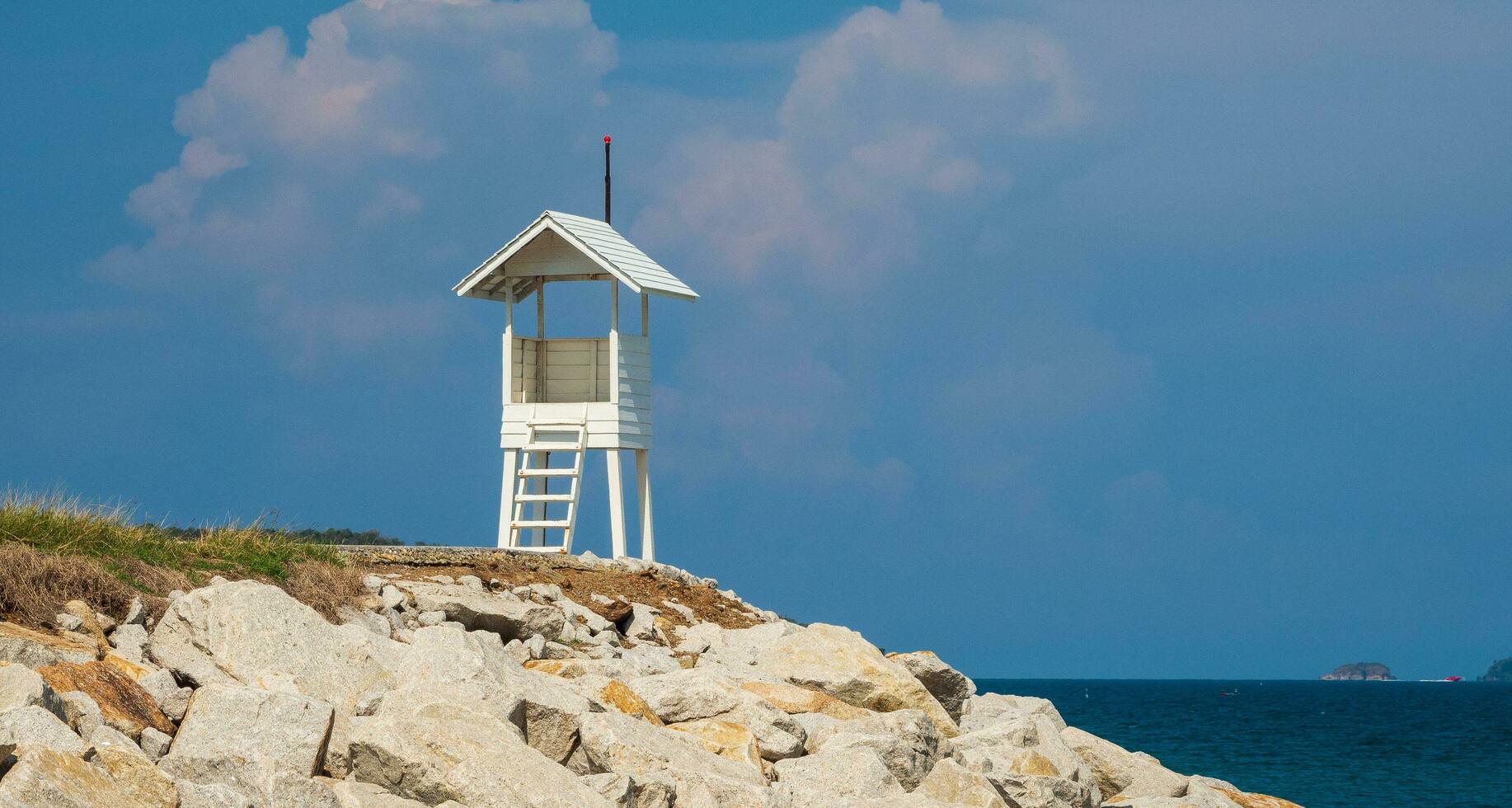 Landschaft Sommer- Panorama tropisch hölzern Leuchtturm Meer Strand Felsen Blau Himmel Ruhe Natur Ozean schön Welle Absturz planschen Wasser Reise nang RAM Strand Osten Thailand Chonburi exotisch Horizont foto