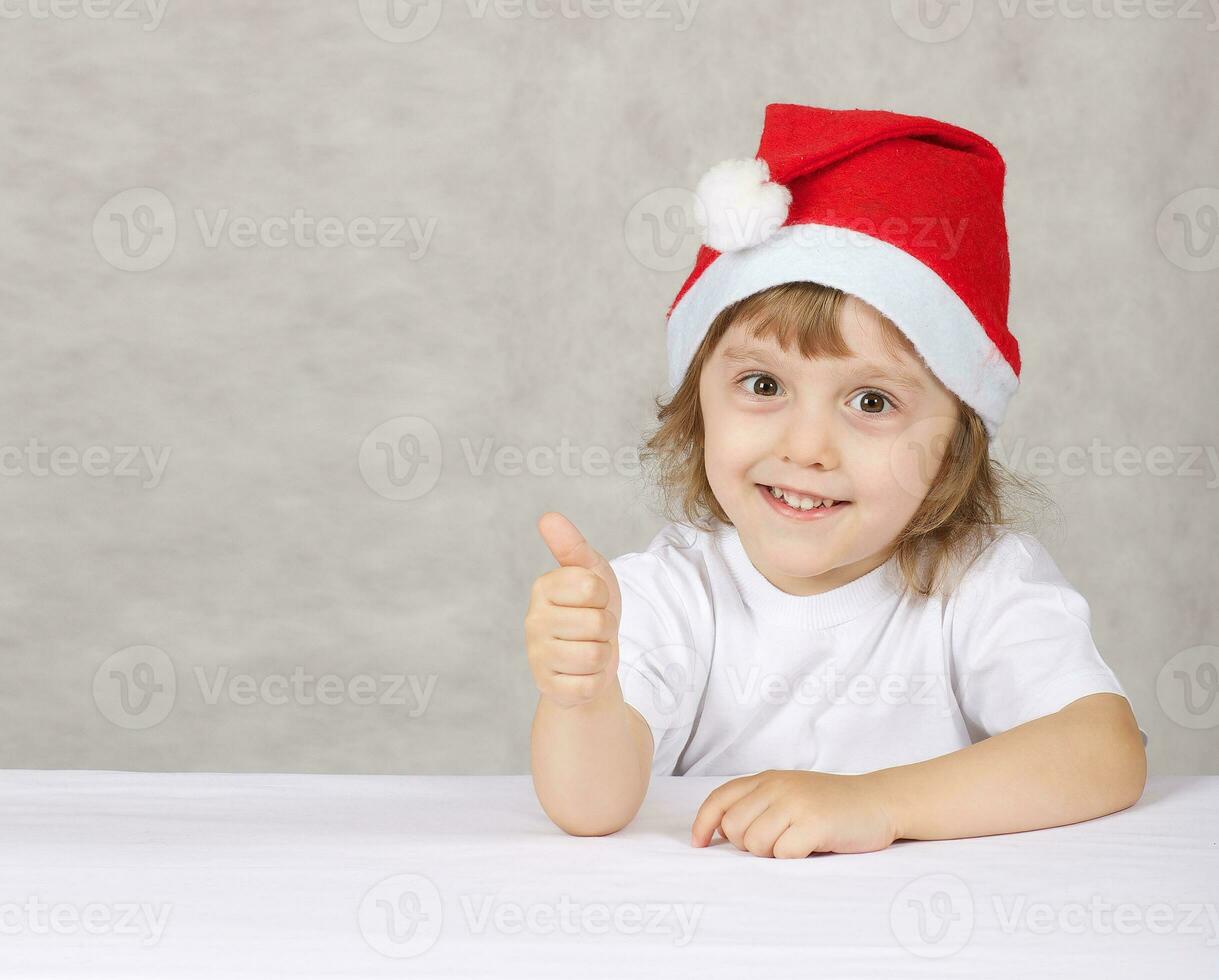 Junge im Weihnachtsmänner Hut foto