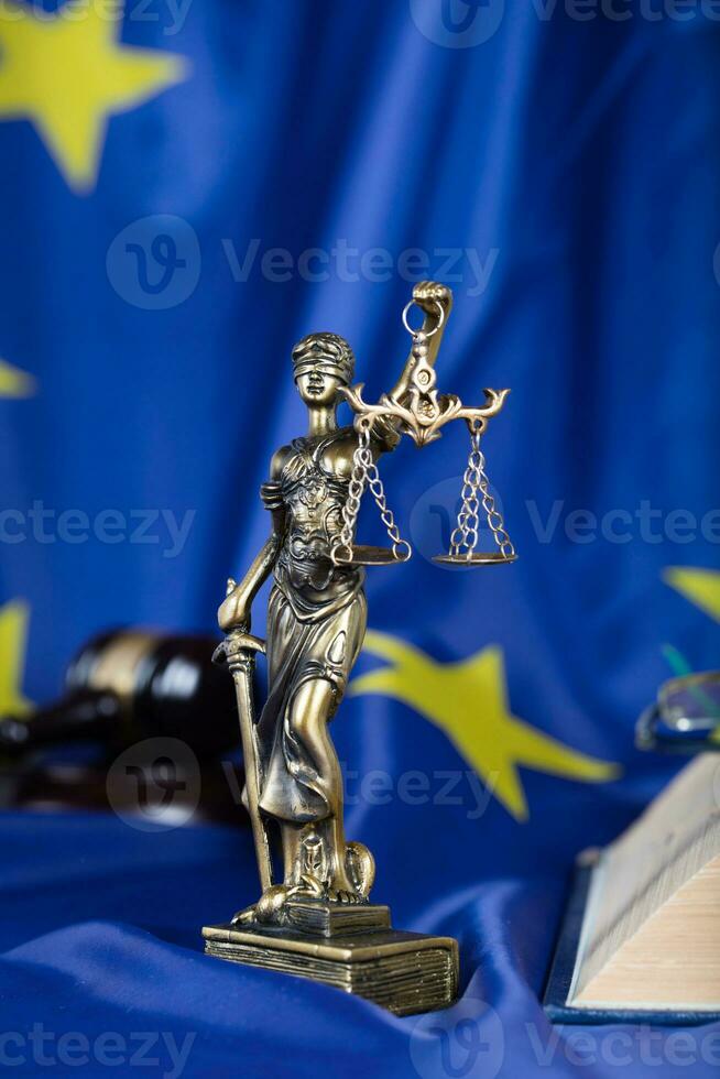 Statue von themis auf ein Flagge von europäisch Union. foto