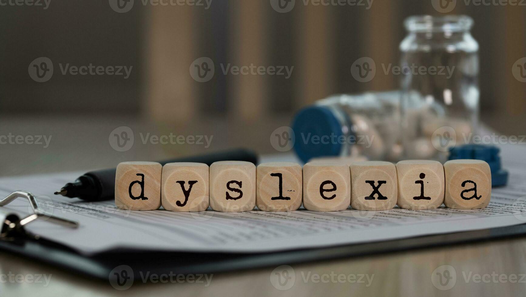 Wort Dyslexie zusammengesetzt von hölzern Würfel. foto