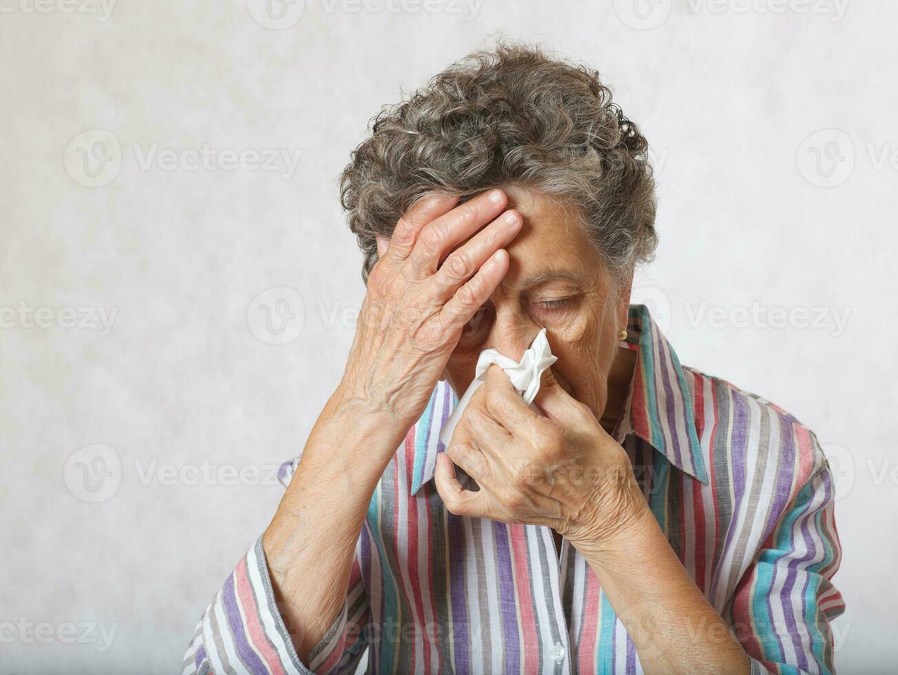 alt Frau leidet von ein kalt foto