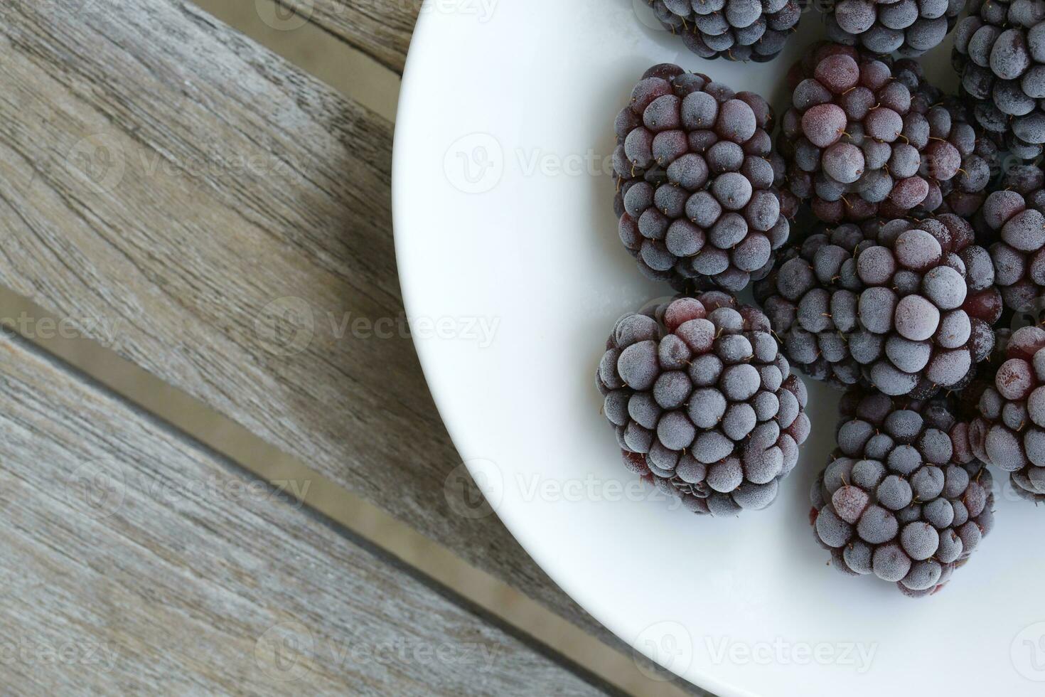 gefroren Brombeeren auf ein Weiß Platte. Nahansicht foto