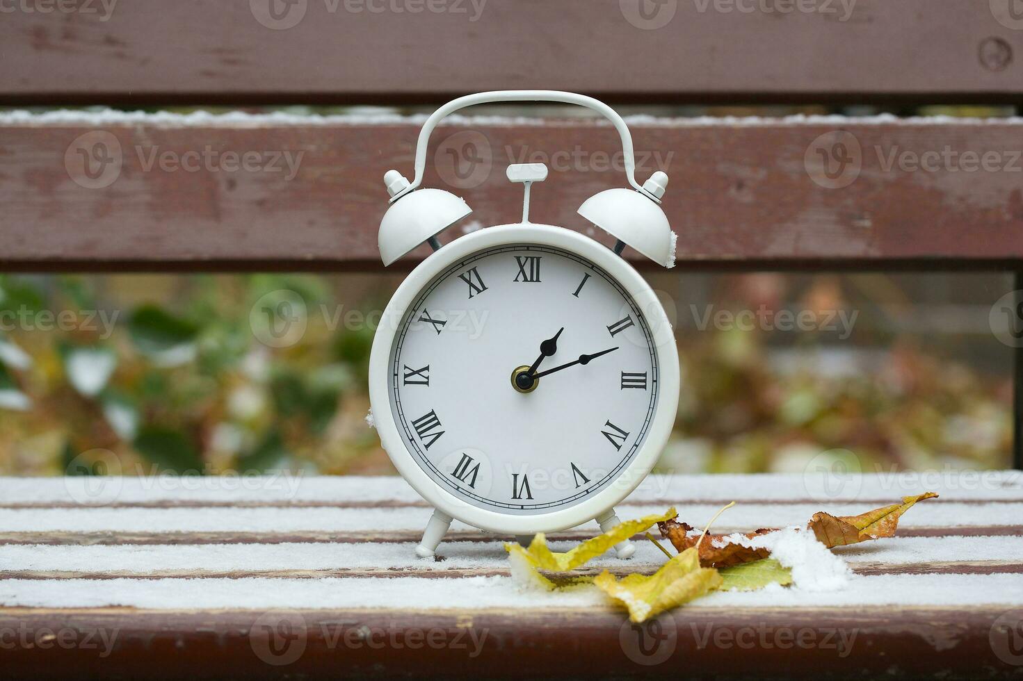 Jahrgang Uhr auf ein Bank foto