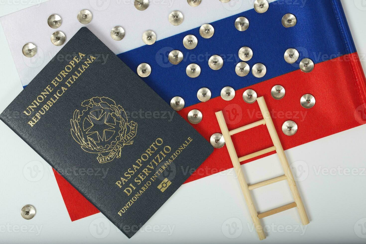 Anstecknadeln, Service bestehen von ein europäisch offiziell und Mini hölzern gemacht Leiter auf ein Russisch Flagge. Hintergrund foto