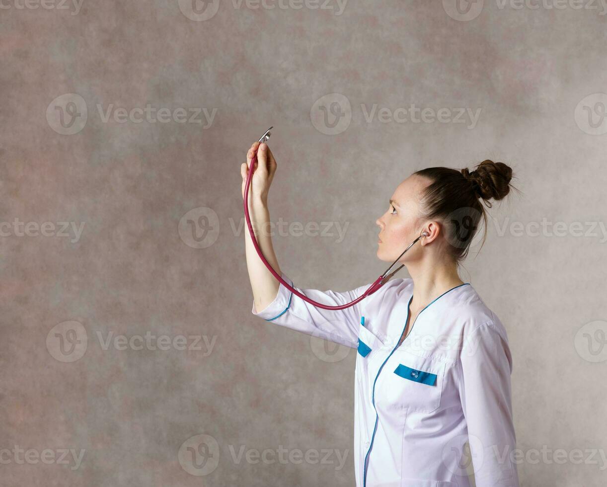 jung weiblich Arzt gekleidet im ein Weiß medizinisch Uniform foto