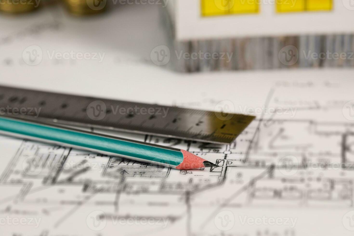Kohle Bleistift und Metall Lineal auf ein technisch Zeichnung von ein Wohnung. foto