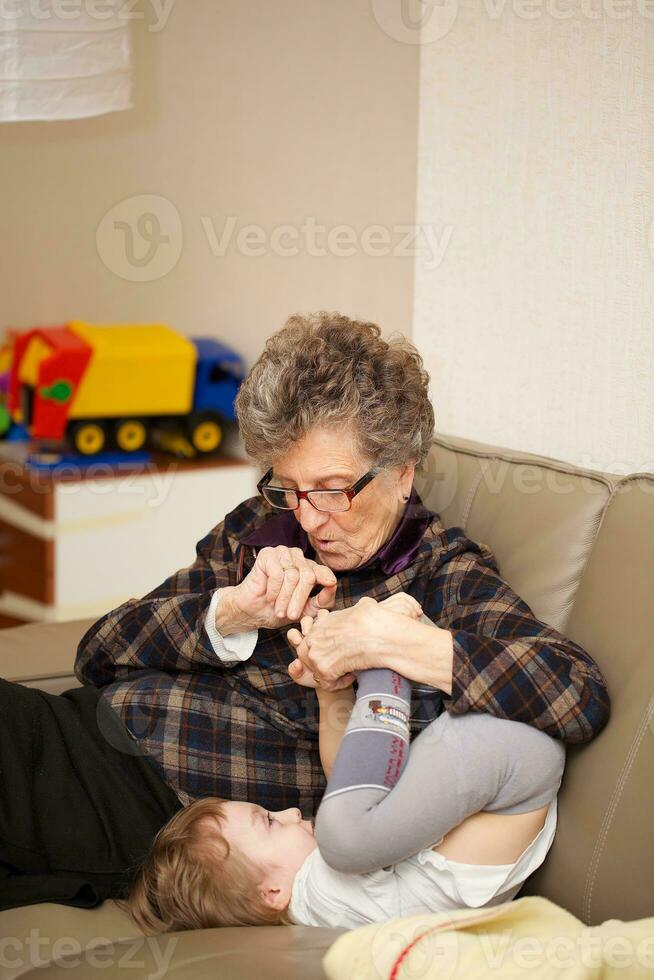 Senior Frau mit ihr Enkel foto