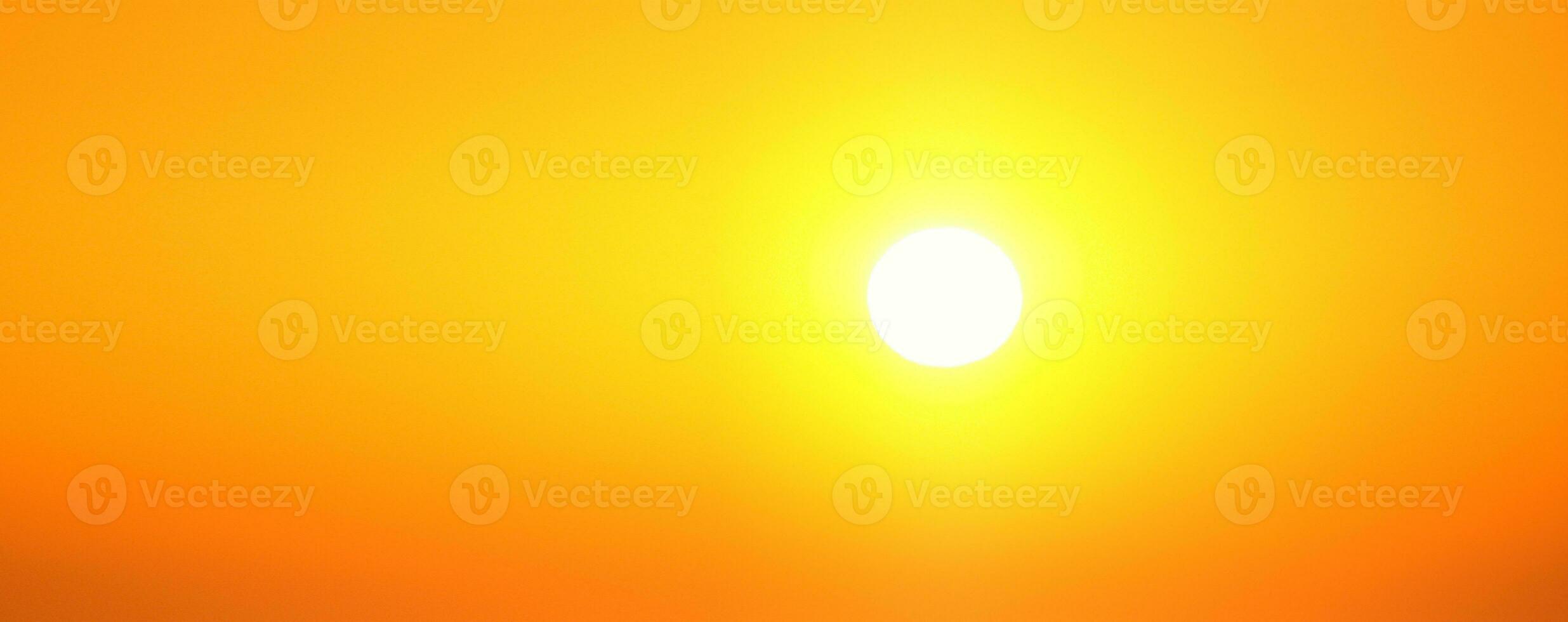 schöne große orangefarbene Sonne am Sonnenunterganghimmel. foto