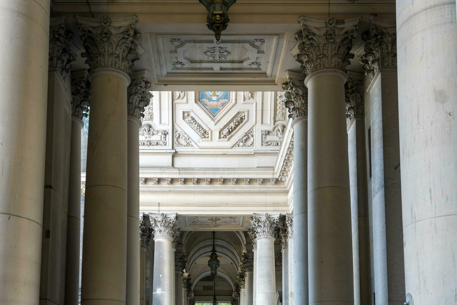 Berlin, deutschland-august 9, 2022-Details von das Kolonnade beim das Eingang zu das Kathedrale im Berlin während ein sonnig Tag foto