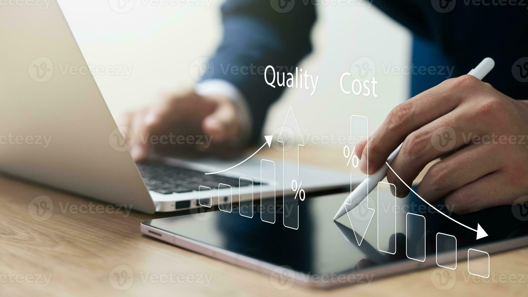 Geschäftsmann mit Laptop und Tablette zu analysieren Unternehmen Wachstum Geschäft Wachstum Pfeil Graph und Zukunft Kosten die Ermäßigung. Entwicklung zu leisten Tore finanziell Information zum langfristig Investitionen. foto