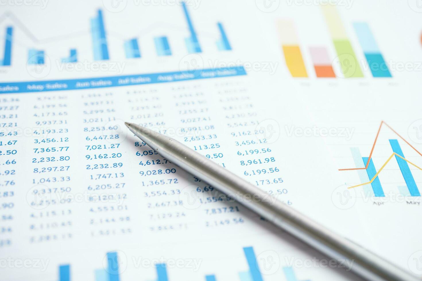 Stift auf Diagramm- oder Millimeterpapier. Finanz-, Konto-, Statistik- und Geschäftsdatenkonzept. foto