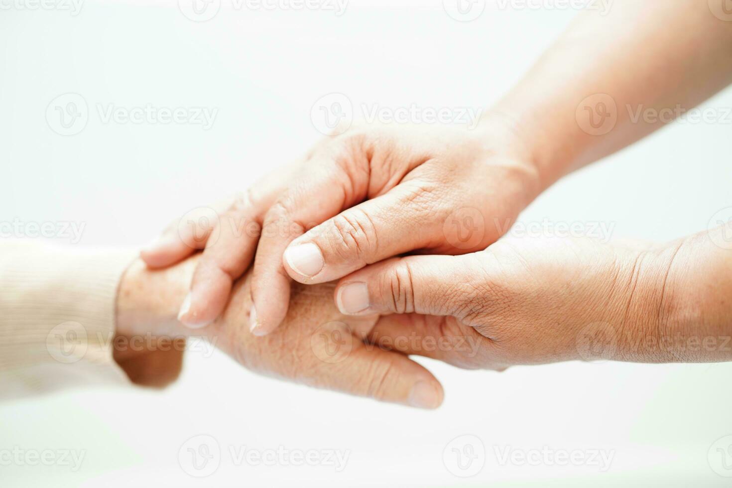 Ärztin Händchen haltend asiatische ältere Patientin, Hilfe und Pflege im Krankenhaus. foto