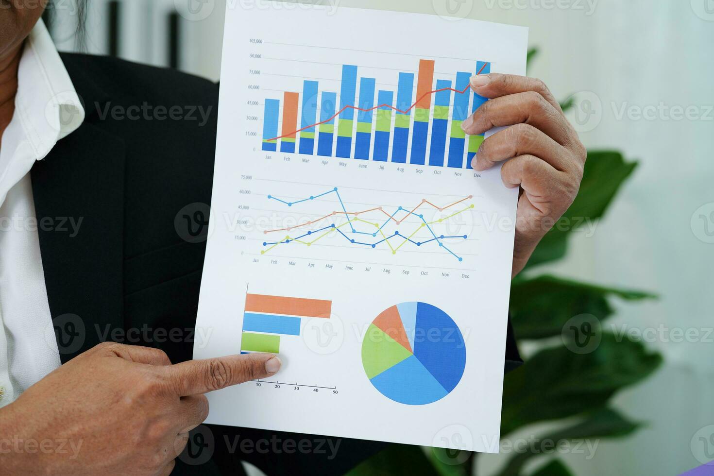 geschäftsfrau, die mit statistikdiagramm im büro arbeitet und analysiert. foto