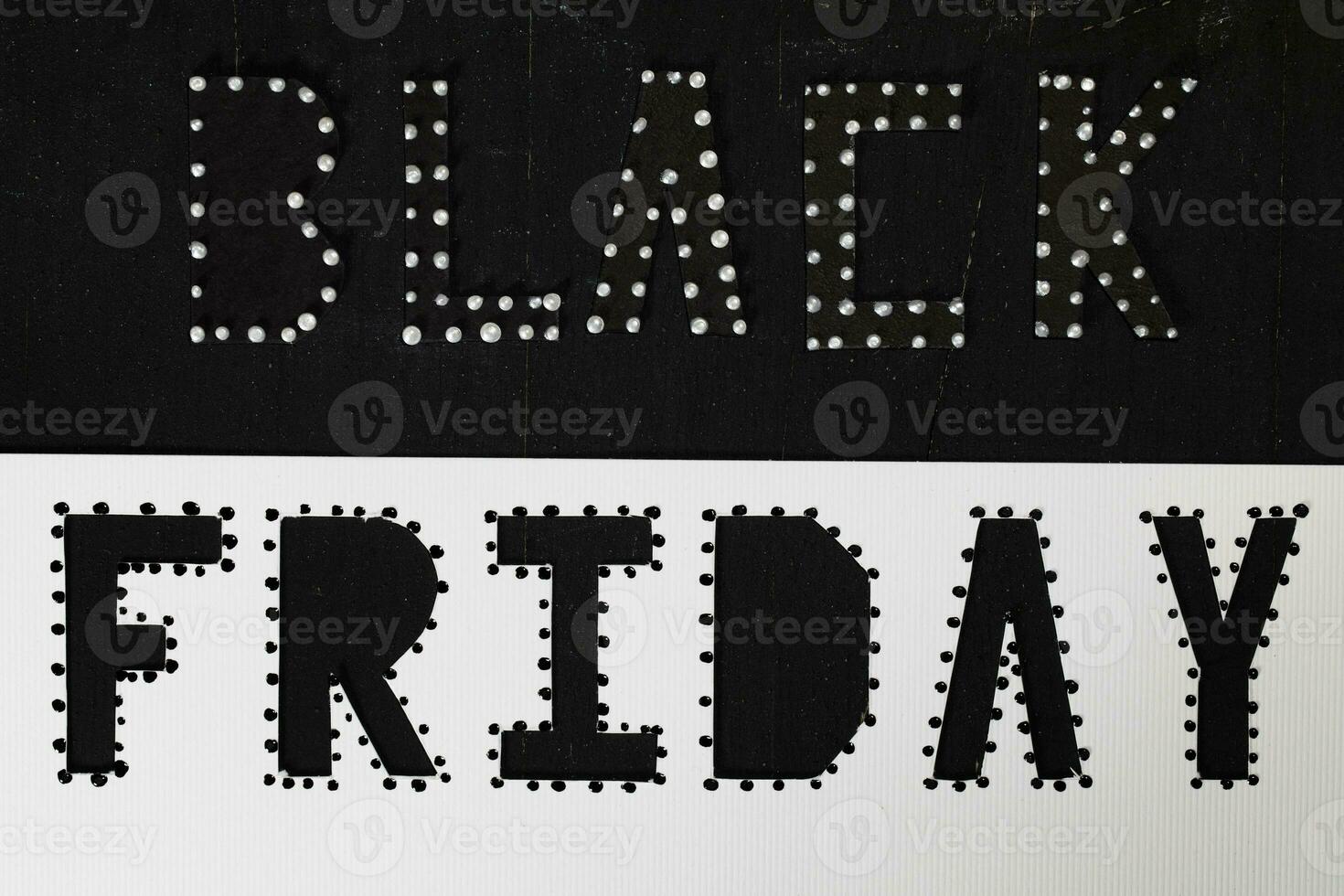 Wörter schwarz Freitag sind Schnitt aus von schwarz Karton Papier. foto