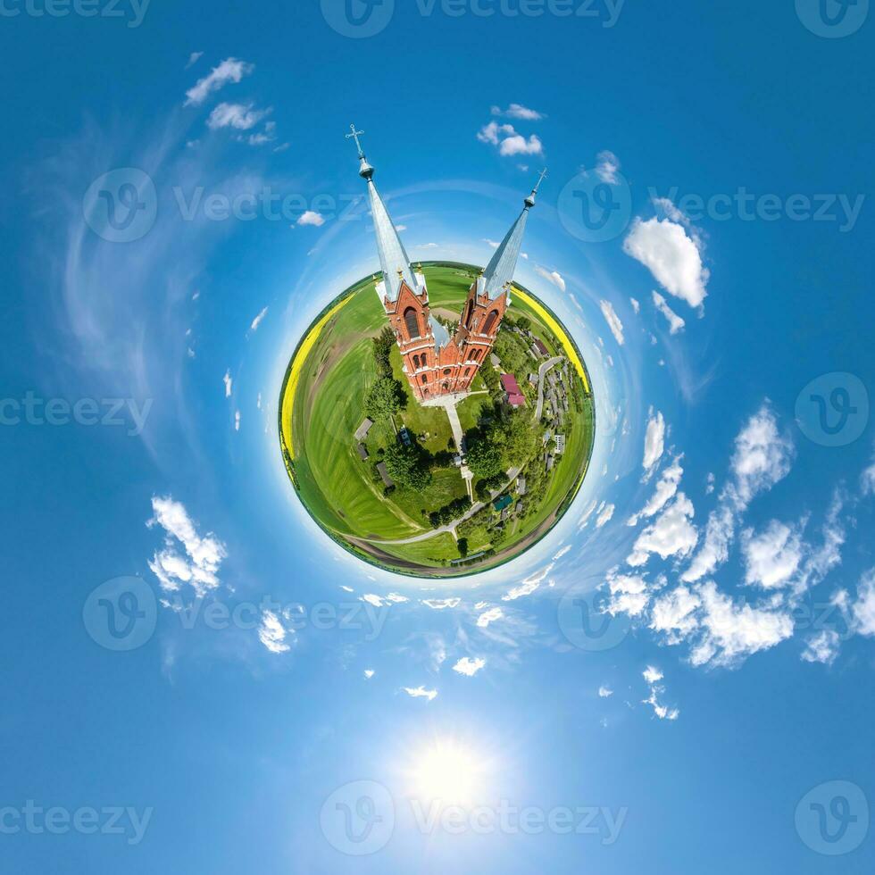 wenig Planet Transformation von kugelförmig Panorama 360 Grad mit Blick auf Kirche im Center von Globus im Blau Himmel. kugelförmig abstrakt Antenne Aussicht mit Krümmung von Raum. foto