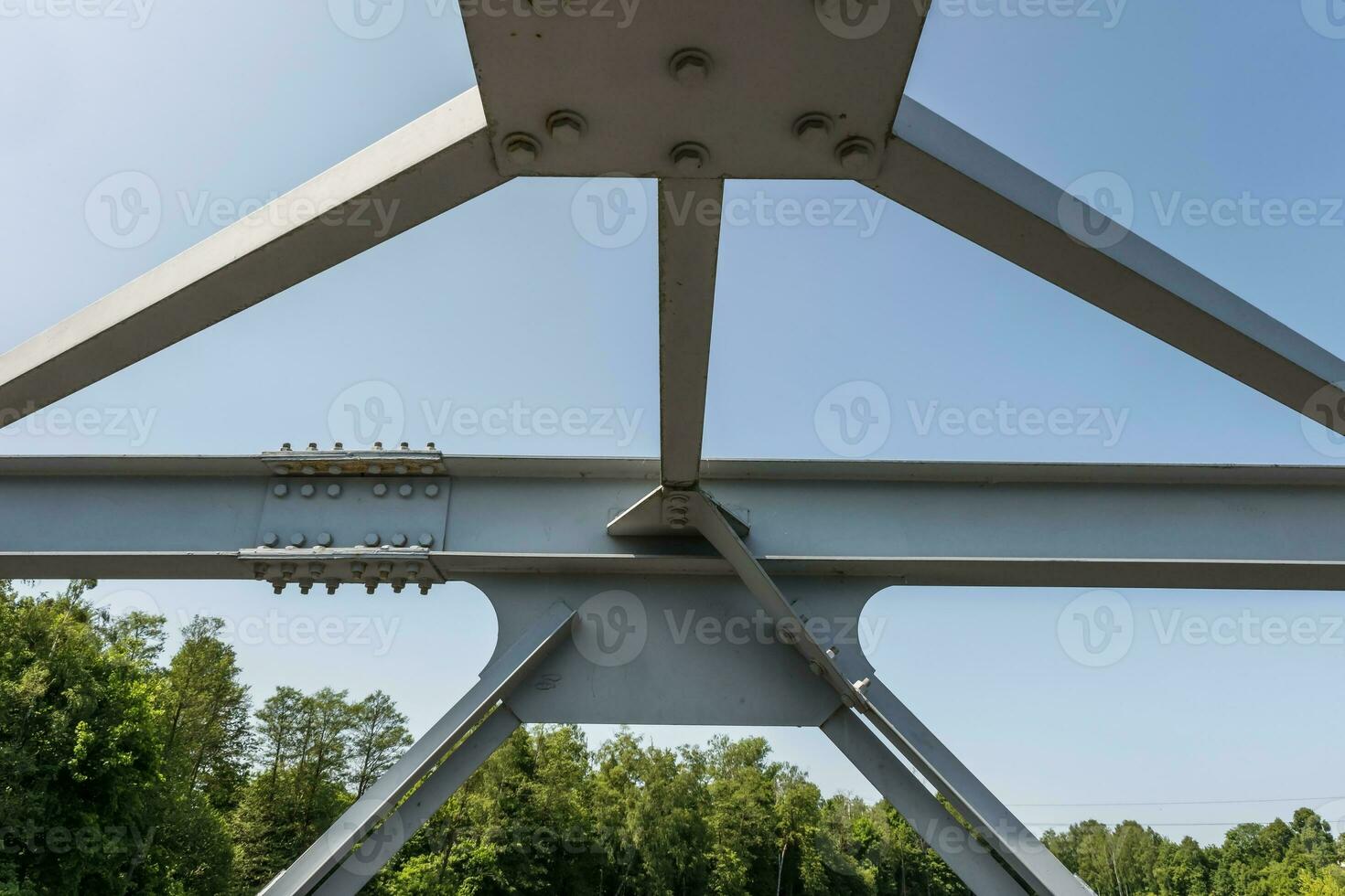 Schrauben und Nüsse auf Metall Platten von Stahl Struktur von schwer Pflicht Gerade Querlatte von Rahmen und Brücke Unterstützung foto