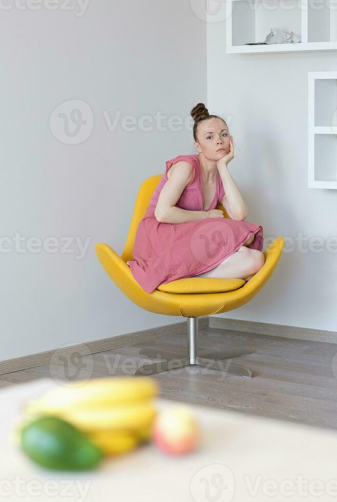 jung Dame im das Gelb Sessel foto