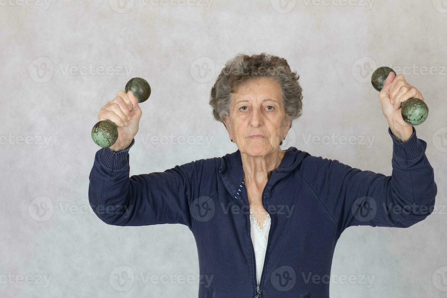 Senior Frau ist gekleidet im ein Sport Kostüm foto