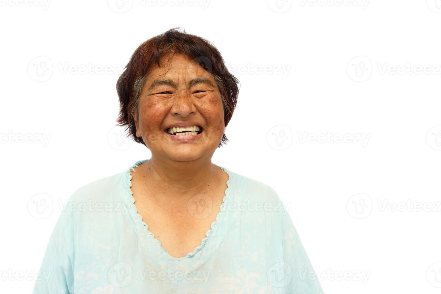 alte alte thailändische Frau lächelt und leerer Bereich auf der rechten Seite foto