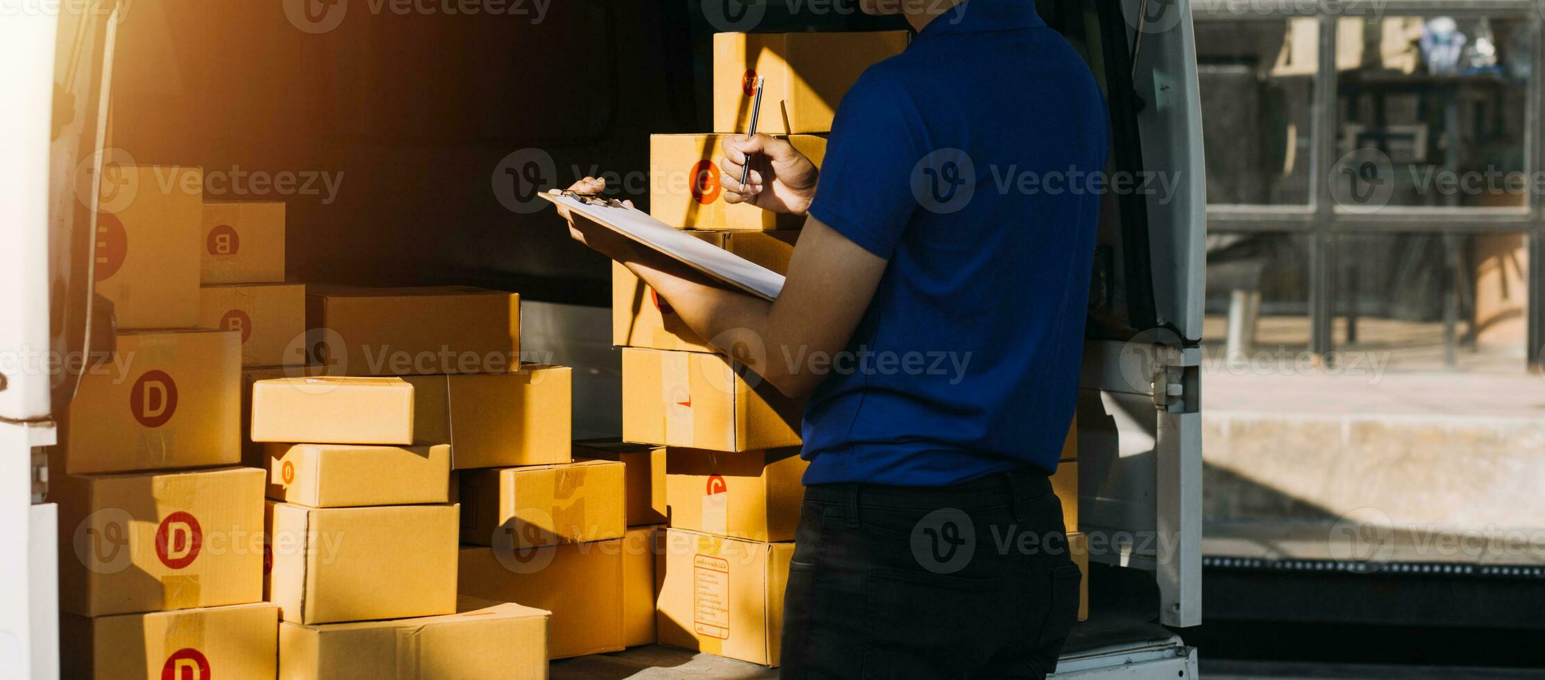 Blau Lieferung Männer Entladung Paket von LKW mit Gesicht Maske foto