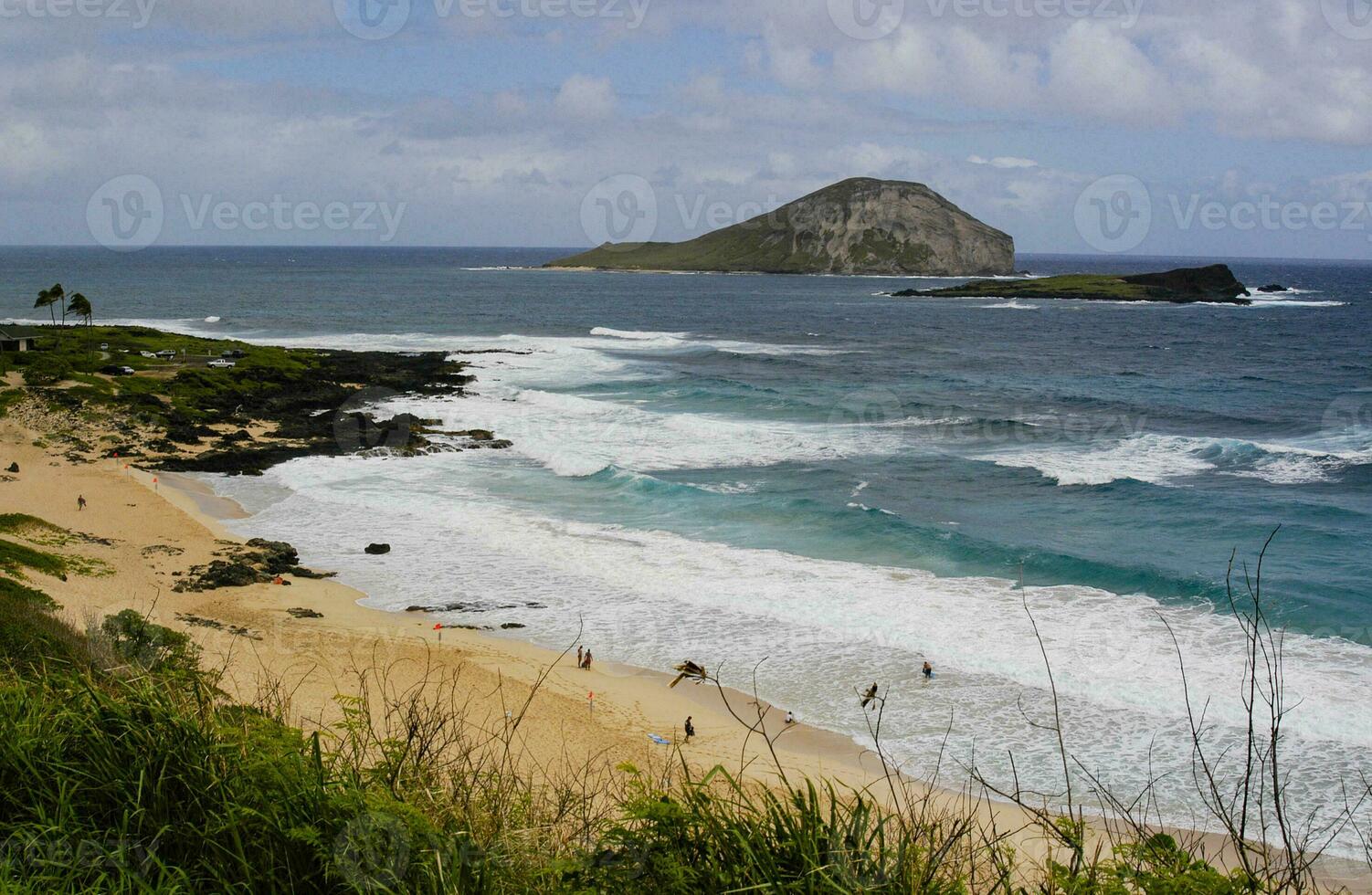 makapu'u Strand auf das Insel von oahu auf ein geblasen aus Tag, mit Blau Himmel und geschwollen Weiß Wolken schieben das Wellen in Schaumkronen. foto
