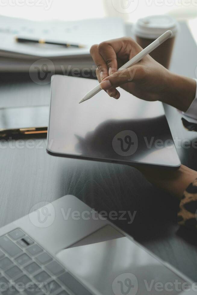 Schuss von ein asiatisch jung Geschäft weiblich Arbeiten auf Laptop im ihr Arbeitsplatz. foto