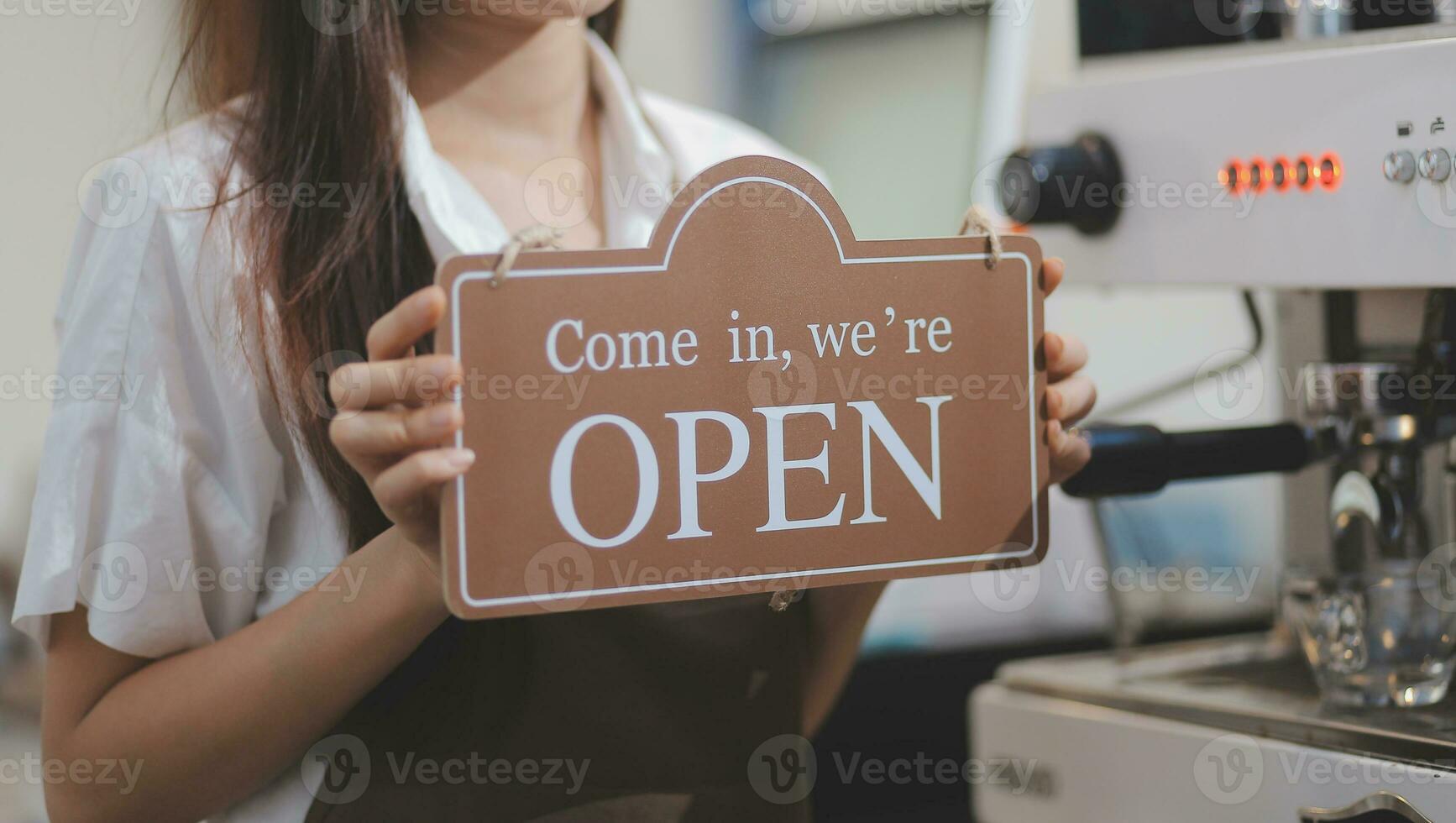 jung asiatisch Start oben klein Geschäft Inhaber öffnen das Kaffee Geschäft und Restaurant. klein Geschäft Inhaber und Bedienung Geist. foto