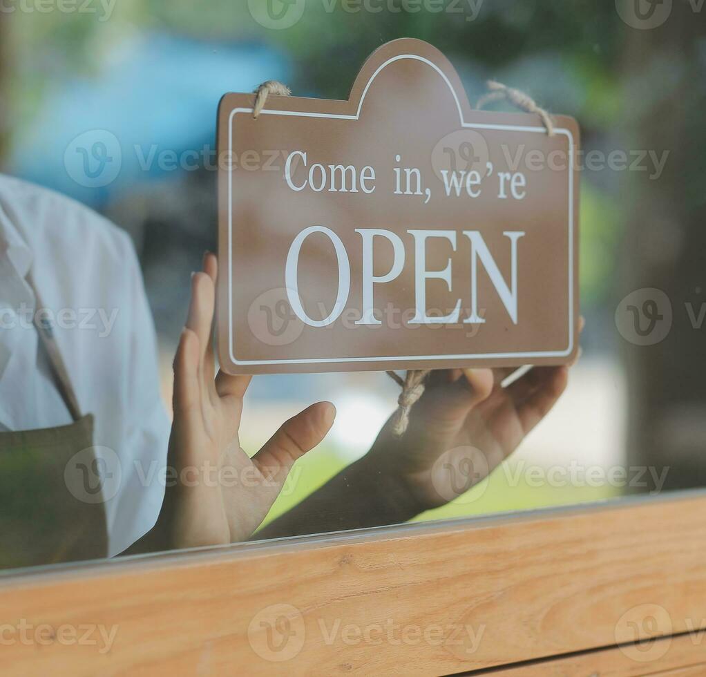 jung asiatisch Start oben klein Geschäft Inhaber öffnen das Kaffee Geschäft und Restaurant. klein Geschäft Inhaber und Bedienung Geist. foto