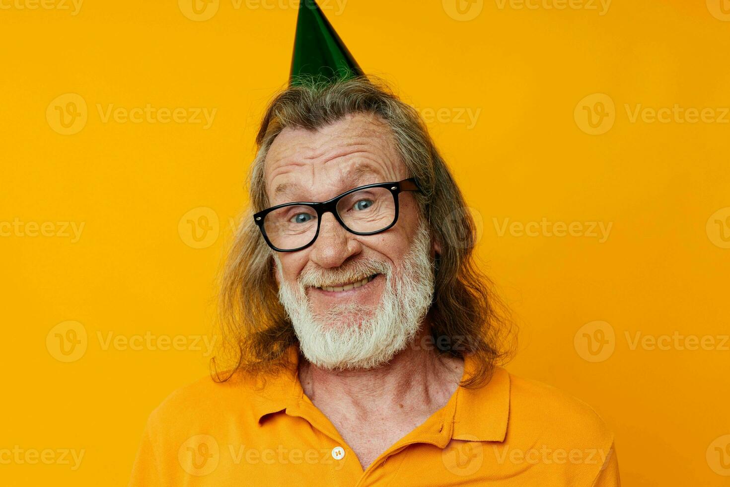 Senior grauhaarig Mann Spaß Geburtstag Deckel auf das Kopf isoliert Hintergrund foto