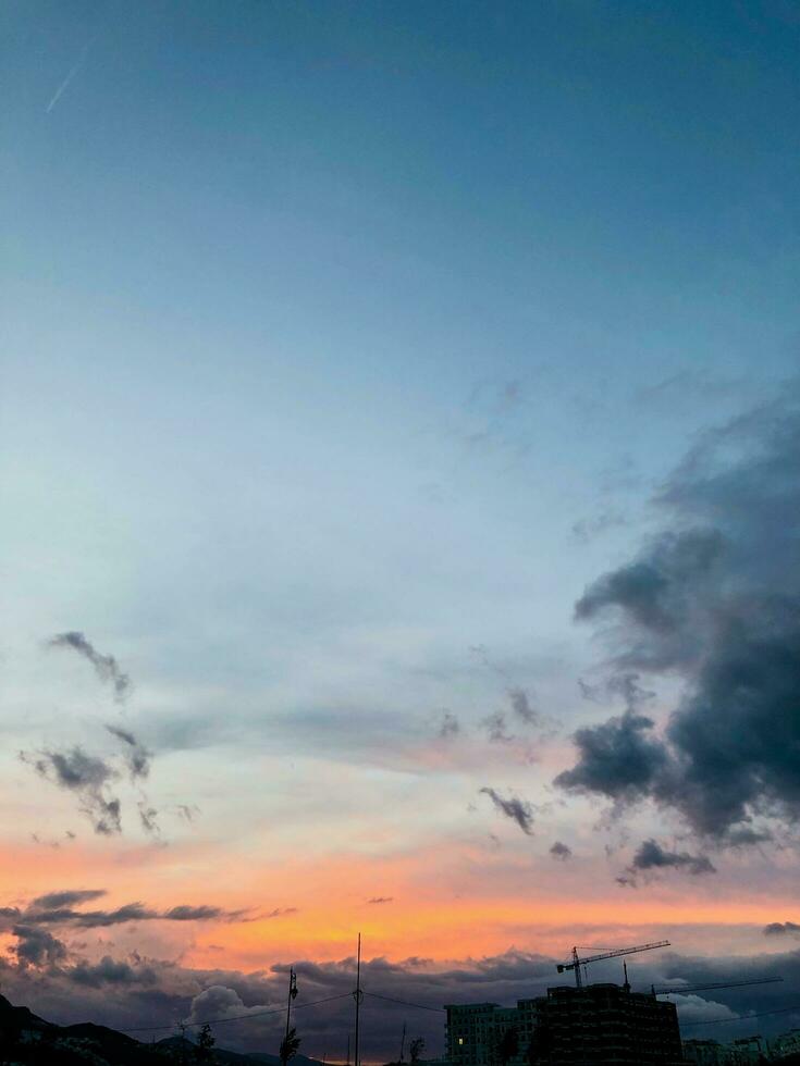 perfekt Farben im das Himmel mit ein Panorama- Aussicht foto