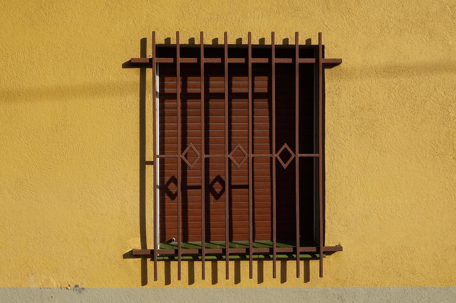 Fenster auf die alte Fassade des Hauses foto